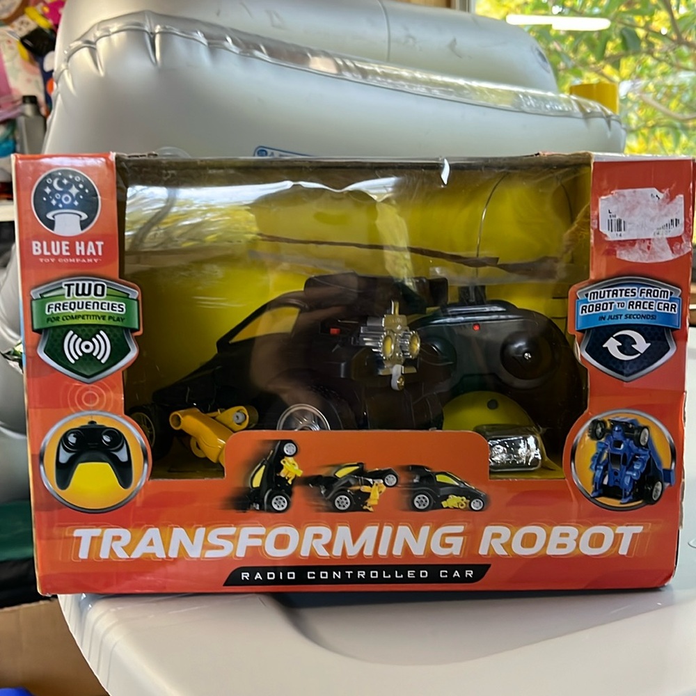 Transforming robot car